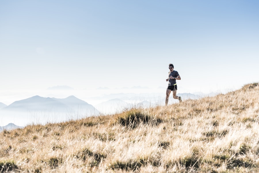 Pelari trail run menyusuri punggungan bukit berumput